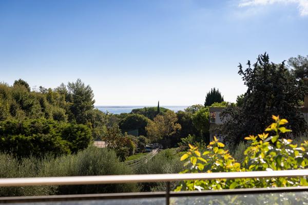 2 pièces – Terrasse 18 m² – Vue mer – Résidence avec piscine & tennis
