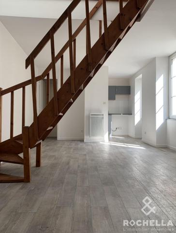 Investisseur. Centre-ville de La Rochelle proche place du marché , BEL IMMEUBLE DE RAPPORT avec cour privative, composé de 7 logements