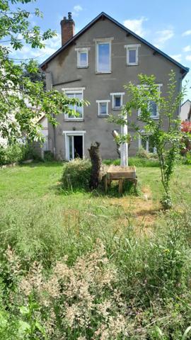 Gare + Tramway à 1 min à pied, 5 p, 4 chambres, double garage, jardin clos sans vis à vis.