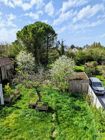 Gare + Tramway à 1 min à pied, 5 p, 4 chambres, double garage, jardin clos sans vis à vis.