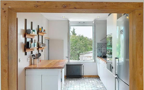 Gare + Tramway à 1 min à pied, 5 p, 4 chambres, double garage, jardin clos sans vis à vis.