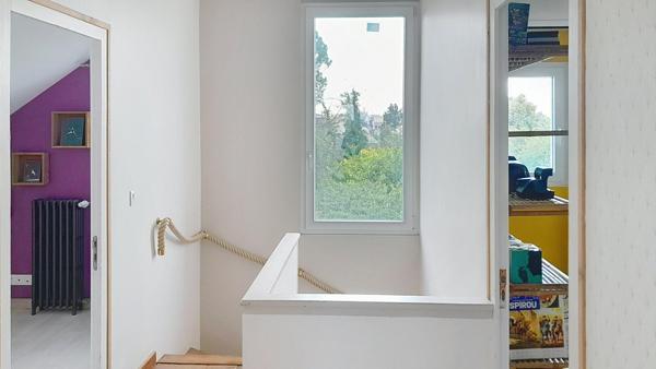 Gare + Tramway à 1 min à pied, 5 p, 4 chambres, double garage, jardin clos sans vis à vis.