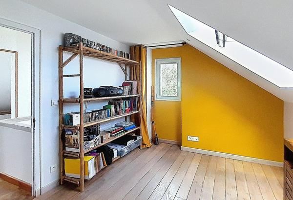 Gare + Tramway à 1 min à pied, 5 p, 4 chambres, double garage, jardin clos sans vis à vis.