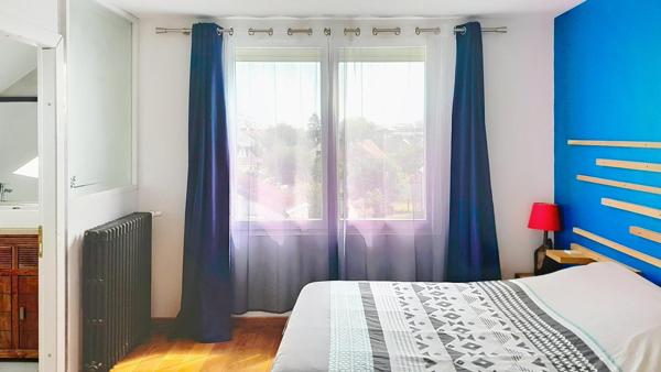 Gare + Tramway à 1 min à pied, 5 p, 4 chambres, double garage, jardin clos sans vis à vis.