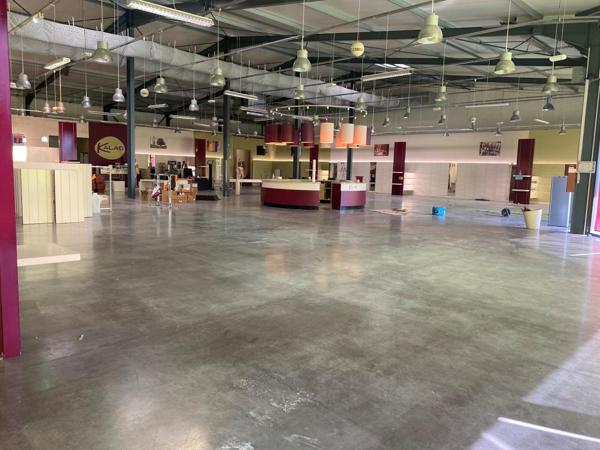 Cellule Commerciale de 1000 m² à Louer – Plain-Pied avec Accès Fonctionnels