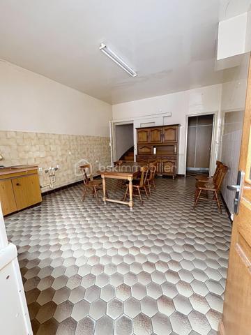 📍 Au cœur d'un village à 5 minutes de Saint Thierry.

Découvrez cette belle maison ancienne, offrant de généreux volumes, du charme et un beau potentiel d’aménagement.
🏠 REZ-DE-CHAUSSÉE
Entrée sous véranda • Cuisine d’environ 20 m² • Séjour avec cheminée • Bureau • Rangement • Salle de bains • WC
🛏️ 1ER ÉTAGE
Un étage entièrement parqueté, desservi par un agréable palier :
• 3 belles chambres : 18,10 m² • 20,50 m² • 20,90 m²
• Salle de bains et WC
• Immense grenier
✨ UN BEAU POTENTIEL À EXPLOITER
Grenier aménageable d’environ 45 m², offrant de nombreuses possibilités selon vos projets : espace nuit, suite parentale, bureau ou salle de loisirs.
🔨 DÉPENDANCES & EXTÉRIEURS
• Dépendance avec cellier : environ 65 m²
• Buanderie
• Cave voûtée
• Cour semi-couverte
• Ensemble clos de murs
⚙️ CONFORT
✓ Double vitrage
✓ Volets roulants électriques
✓ Maison en bon état général
❤️ LES ATOUTS
BEAUX VOLUMES • 3 CHAMBRES • GRENIER AMÉNAGEABLE DE 45 M²
DÉPENDANCES DE 65 M² • CAVE VOÛTÉE • COUR CLOS DE MURS • CHEMINÉE
Une maison qui conjugue le charme de l’ancien, de beaux volumes et un potentiel d’évolution intéressant.
Ideal profession libérale, artisan, possibilité d'avoir une deuxième entrée coté ruelle.
Environnement pour les amoureux de la nature, vélos, marche, motos...
Décoration et réactualisation à prévoir pour révéler pleinement le caractère de cette propriété.