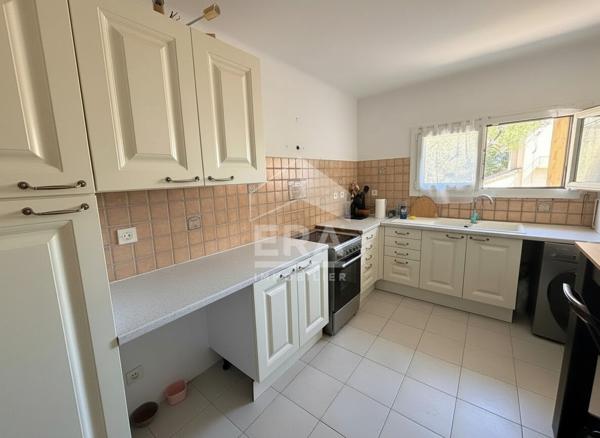 LANÇON-PROVENCE  - A VENDRE Murs commerciaux et habitations avec fond de commerce et licences 