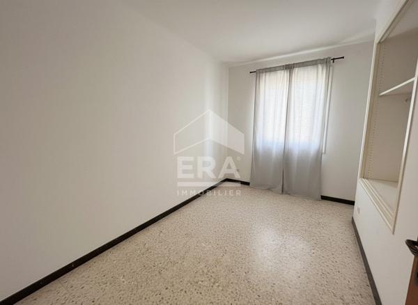 LANÇON-PROVENCE  - A VENDRE Murs commerciaux et habitations avec fond de commerce et licences 