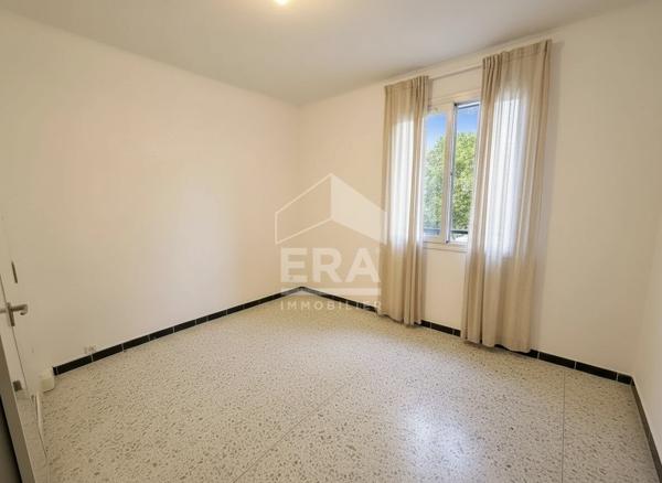 LANÇON-PROVENCE  - A VENDRE Murs commerciaux et habitations avec fond de commerce et licences 