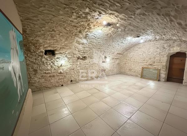 LANÇON-PROVENCE  - A VENDRE Murs commerciaux et habitations avec fond de commerce et licences 