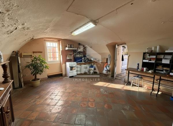 LANÇON-PROVENCE  - A VENDRE Murs commerciaux et habitations avec fond de commerce et licences 