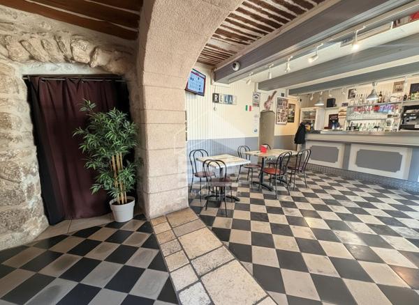 LANÇON-PROVENCE  - A VENDRE Murs commerciaux et habitations avec fond de commerce et licences 