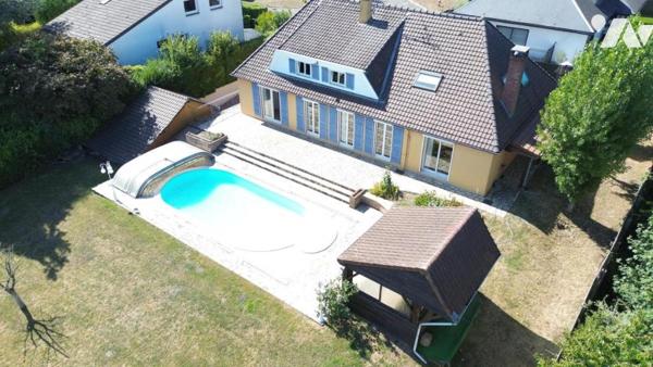 Pavillon individuel semi plain-pied proche Valenciennes Type 6 sur sous-sol avec garage, piscine