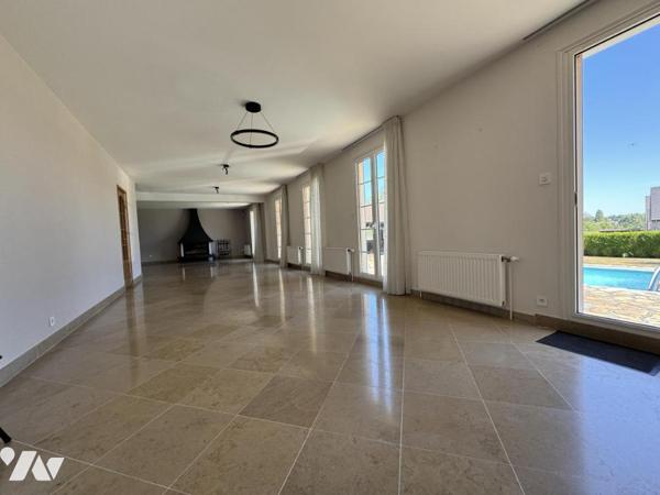 Pavillon individuel semi plain-pied proche Valenciennes Type 6 sur sous-sol avec garage, piscine