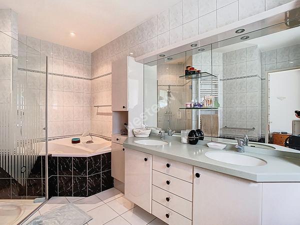Maison familiale Avrillé 8 pièces 200 m² - Parc de la Haye à Avrillé - sous-sol - garage