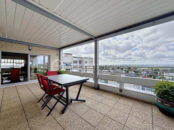 Nous vous proposons cette appartement de 6 pièces au dernier étage avec une magnifique terrasse dans une résidence sécurisée qui se compose d'une entrée avec ses rangements, un séjour triple avec une double exposition, une cuisine équipée indépendante, 4 grandes chambres et  plusieurs rangements, une salle d'eau avec une douche à l'italienne, wc. L'appartement dispose d'une cave, de 2 places de parkings privatives et d'un garage en sous-sol. Cette appartement est juste parfait pour une vie de famille avec un espace confortable pour tout le monde en profitant d'une vie citadine avec toutes les commodités à proximité. L'appartement est libre à la fin de l'année 2026. Pour plus de renseignements contactez Monsieur TIRMAN Eric.