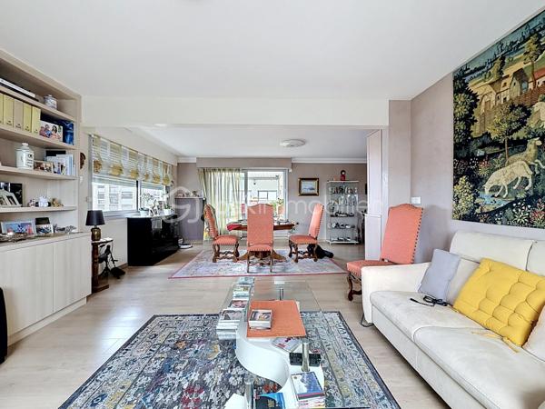Nous vous proposons cette appartement de 6 pièces au dernier étage avec une magnifique terrasse dans une résidence sécurisée qui se compose d'une entrée avec ses rangements, un séjour triple avec une double exposition, une cuisine équipée indépendante, 4 grandes chambres et  plusieurs rangements, une salle d'eau avec une douche à l'italienne, wc. L'appartement dispose d'une cave, de 2 places de parkings privatives et d'un garage en sous-sol. Cette appartement est juste parfait pour une vie de famille avec un espace confortable pour tout le monde en profitant d'une vie citadine avec toutes les commodités à proximité. L'appartement est libre à la fin de l'année 2026. Pour plus de renseignements contactez Monsieur TIRMAN Eric.