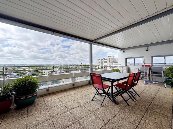 Nous vous proposons cette appartement de 6 pièces au dernier étage avec une magnifique terrasse dans une résidence sécurisée qui se compose d'une entrée avec ses rangements, un séjour triple avec une double exposition, une cuisine équipée indépendante, 4 grandes chambres et  plusieurs rangements, une salle d'eau avec une douche à l'italienne, wc. L'appartement dispose d'une cave, de 2 places de parkings privatives et d'un garage en sous-sol. Cette appartement est juste parfait pour une vie de famille avec un espace confortable pour tout le monde en profitant d'une vie citadine avec toutes les commodités à proximité. L'appartement est libre à la fin de l'année 2026. Pour plus de renseignements contactez Monsieur TIRMAN Eric.