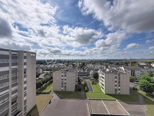 Nous vous proposons cette appartement de 6 pièces au dernier étage avec une magnifique terrasse dans une résidence sécurisée qui se compose d'une entrée avec ses rangements, un séjour triple avec une double exposition, une cuisine équipée indépendante, 4 grandes chambres et  plusieurs rangements, une salle d'eau avec une douche à l'italienne, wc. L'appartement dispose d'une cave, de 2 places de parkings privatives et d'un garage en sous-sol. Cette appartement est juste parfait pour une vie de famille avec un espace confortable pour tout le monde en profitant d'une vie citadine avec toutes les commodités à proximité. L'appartement est libre à la fin de l'année 2026. Pour plus de renseignements contactez Monsieur TIRMAN Eric.