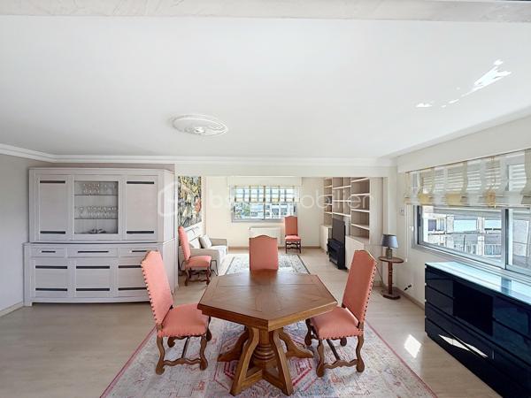Nous vous proposons cette appartement de 6 pièces au dernier étage avec une magnifique terrasse dans une résidence sécurisée qui se compose d'une entrée avec ses rangements, un séjour triple avec une double exposition, une cuisine équipée indépendante, 4 grandes chambres et  plusieurs rangements, une salle d'eau avec une douche à l'italienne, wc. L'appartement dispose d'une cave, de 2 places de parkings privatives et d'un garage en sous-sol. Cette appartement est juste parfait pour une vie de famille avec un espace confortable pour tout le monde en profitant d'une vie citadine avec toutes les commodités à proximité. L'appartement est libre à la fin de l'année 2026. Pour plus de renseignements contactez Monsieur TIRMAN Eric.