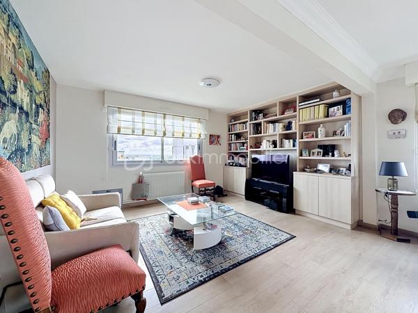 Nous vous proposons cette appartement de 6 pièces au dernier étage avec une magnifique terrasse dans une résidence sécurisée qui se compose d'une entrée avec ses rangements, un séjour triple avec une double exposition, une cuisine équipée indépendante, 4 grandes chambres et  plusieurs rangements, une salle d'eau avec une douche à l'italienne, wc. L'appartement dispose d'une cave, de 2 places de parkings privatives et d'un garage en sous-sol. Cette appartement est juste parfait pour une vie de famille avec un espace confortable pour tout le monde en profitant d'une vie citadine avec toutes les commodités à proximité. L'appartement est libre à la fin de l'année 2026. Pour plus de renseignements contactez Monsieur TIRMAN Eric.
