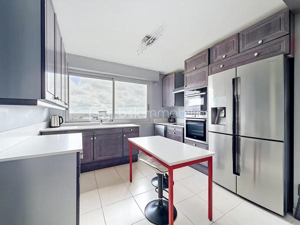 Nous vous proposons cette appartement de 6 pièces au dernier étage avec une magnifique terrasse dans une résidence sécurisée qui se compose d'une entrée avec ses rangements, un séjour triple avec une double exposition, une cuisine équipée indépendante, 4 grandes chambres et  plusieurs rangements, une salle d'eau avec une douche à l'italienne, wc. L'appartement dispose d'une cave, de 2 places de parkings privatives et d'un garage en sous-sol. Cette appartement est juste parfait pour une vie de famille avec un espace confortable pour tout le monde en profitant d'une vie citadine avec toutes les commodités à proximité. L'appartement est libre à la fin de l'année 2026. Pour plus de renseignements contactez Monsieur TIRMAN Eric.