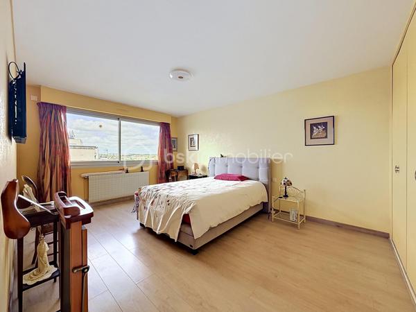 Nous vous proposons cette appartement de 6 pièces au dernier étage avec une magnifique terrasse dans une résidence sécurisée qui se compose d'une entrée avec ses rangements, un séjour triple avec une double exposition, une cuisine équipée indépendante, 4 grandes chambres et  plusieurs rangements, une salle d'eau avec une douche à l'italienne, wc. L'appartement dispose d'une cave, de 2 places de parkings privatives et d'un garage en sous-sol. Cette appartement est juste parfait pour une vie de famille avec un espace confortable pour tout le monde en profitant d'une vie citadine avec toutes les commodités à proximité. L'appartement est libre à la fin de l'année 2026. Pour plus de renseignements contactez Monsieur TIRMAN Eric.
