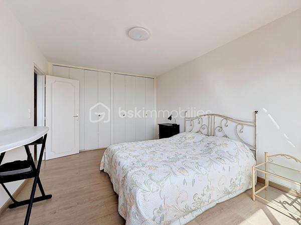 Nous vous proposons cette appartement de 6 pièces au dernier étage avec une magnifique terrasse dans une résidence sécurisée qui se compose d'une entrée avec ses rangements, un séjour triple avec une double exposition, une cuisine équipée indépendante, 4 grandes chambres et  plusieurs rangements, une salle d'eau avec une douche à l'italienne, wc. L'appartement dispose d'une cave, de 2 places de parkings privatives et d'un garage en sous-sol. Cette appartement est juste parfait pour une vie de famille avec un espace confortable pour tout le monde en profitant d'une vie citadine avec toutes les commodités à proximité. L'appartement est libre à la fin de l'année 2026. Pour plus de renseignements contactez Monsieur TIRMAN Eric.