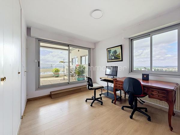 Nous vous proposons cette appartement de 6 pièces au dernier étage avec une magnifique terrasse dans une résidence sécurisée qui se compose d'une entrée avec ses rangements, un séjour triple avec une double exposition, une cuisine équipée indépendante, 4 grandes chambres et  plusieurs rangements, une salle d'eau avec une douche à l'italienne, wc. L'appartement dispose d'une cave, de 2 places de parkings privatives et d'un garage en sous-sol. Cette appartement est juste parfait pour une vie de famille avec un espace confortable pour tout le monde en profitant d'une vie citadine avec toutes les commodités à proximité. L'appartement est libre à la fin de l'année 2026. Pour plus de renseignements contactez Monsieur TIRMAN Eric.