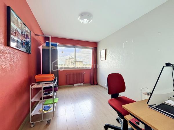 Nous vous proposons cette appartement de 6 pièces au dernier étage avec une magnifique terrasse dans une résidence sécurisée qui se compose d'une entrée avec ses rangements, un séjour triple avec une double exposition, une cuisine équipée indépendante, 4 grandes chambres et  plusieurs rangements, une salle d'eau avec une douche à l'italienne, wc. L'appartement dispose d'une cave, de 2 places de parkings privatives et d'un garage en sous-sol. Cette appartement est juste parfait pour une vie de famille avec un espace confortable pour tout le monde en profitant d'une vie citadine avec toutes les commodités à proximité. L'appartement est libre à la fin de l'année 2026. Pour plus de renseignements contactez Monsieur TIRMAN Eric.