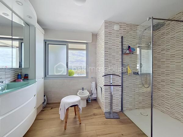 Nous vous proposons cette appartement de 6 pièces au dernier étage avec une magnifique terrasse dans une résidence sécurisée qui se compose d'une entrée avec ses rangements, un séjour triple avec une double exposition, une cuisine équipée indépendante, 4 grandes chambres et  plusieurs rangements, une salle d'eau avec une douche à l'italienne, wc. L'appartement dispose d'une cave, de 2 places de parkings privatives et d'un garage en sous-sol. Cette appartement est juste parfait pour une vie de famille avec un espace confortable pour tout le monde en profitant d'une vie citadine avec toutes les commodités à proximité. L'appartement est libre à la fin de l'année 2026. Pour plus de renseignements contactez Monsieur TIRMAN Eric.