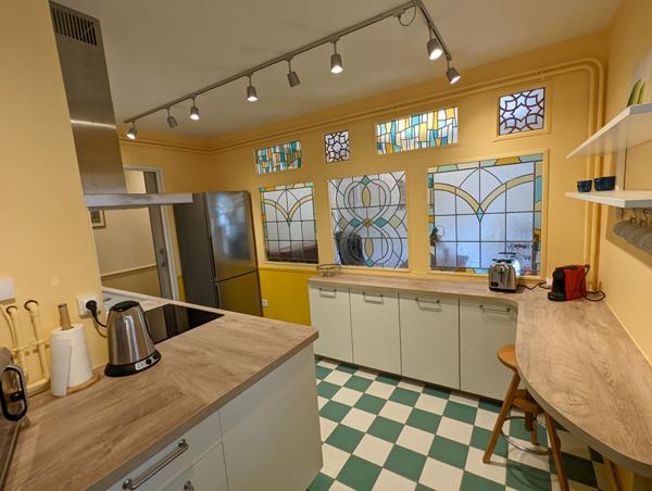 A vendre Angers Ouest aux pieds des facultés de Belle Beille et des ligne B et C du tramway. Appartement type 4, 3 chambres, terrasse, parking en sous sol et cave.Rez-de-chaussée.