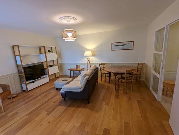 A vendre Angers Ouest aux pieds des facultés de Belle Beille et des ligne B et C du tramway. Appartement type 4, 3 chambres, terrasse, parking en sous sol et cave.Rez-de-chaussée.