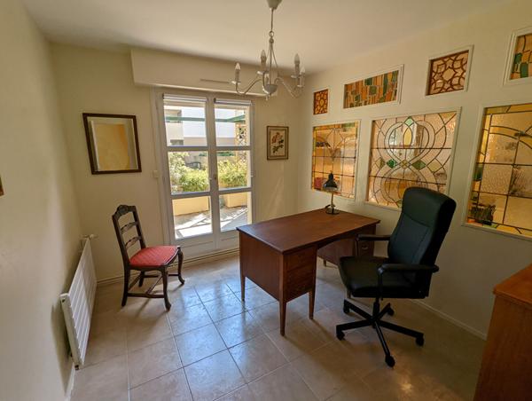 A vendre Angers Ouest aux pieds des facultés de Belle Beille et des ligne B et C du tramway. Appartement type 4, 3 chambres, terrasse, parking en sous sol et cave.Rez-de-chaussée.