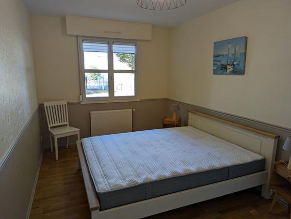 A vendre Angers Ouest aux pieds des facultés de Belle Beille et des ligne B et C du tramway. Appartement type 4, 3 chambres, terrasse, parking en sous sol et cave.Rez-de-chaussée.