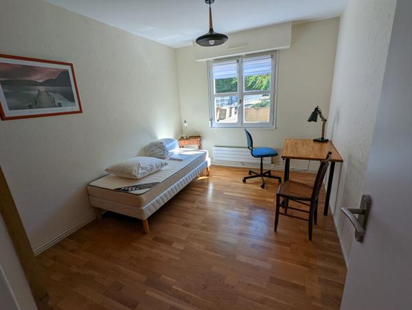A vendre Angers Ouest aux pieds des facultés de Belle Beille et des ligne B et C du tramway. Appartement type 4, 3 chambres, terrasse, parking en sous sol et cave.Rez-de-chaussée.