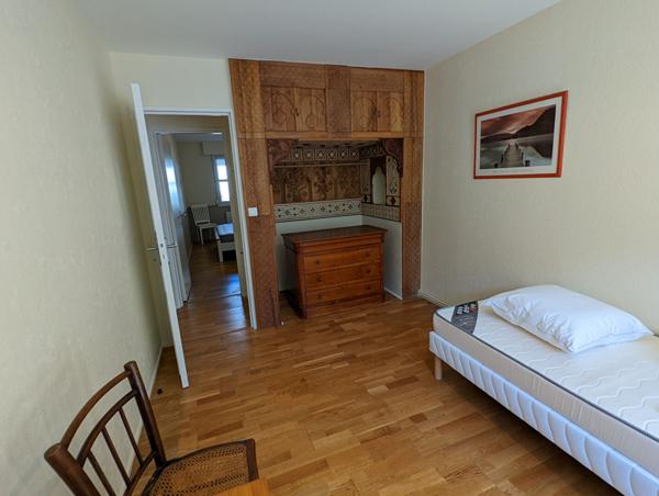 A vendre Angers Ouest aux pieds des facultés de Belle Beille et des ligne B et C du tramway. Appartement type 4, 3 chambres, terrasse, parking en sous sol et cave.Rez-de-chaussée.