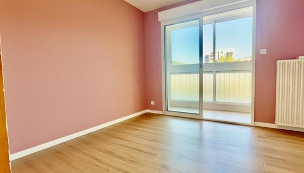 APPARTEMENT 3 PIECES LUMINEUX 103 m2 ( 87m2 carrez)
