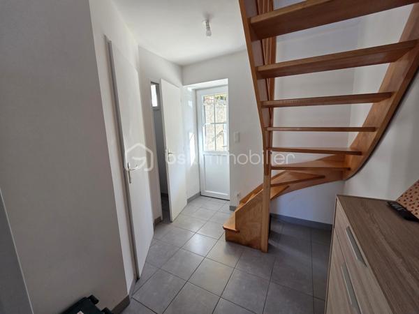 Magnifique maison de ville de 88 m² à La Machine.

Sur la commune de La Machine, à seulement 1 minute à pied du bourg et à proximité immédiate des commerces et commodités, nous vous présentons cette maison de ville construite en 1930, d'une superficie habitable de 88 m², comprenant 4 pièces composées d'une entrée, d'une cuisine aménagée et équipée, d'un salon séjour, d'une salle d'eau et d'un wc indépendant au rez-de-chaussée, ainsi que 3 chambres à l'étage, le tout sur un beau terrain d'environ 2 355 m², non mitoyenne et non située en lotissement.

Au rez-de-chaussée, cette maison propose une entrée sécurisée desservant une cuisine aménagée et équipée de meubles bas et meubles hauts, plaque de cuisson, hotte et four, ainsi que sa chaudière avec thermostat. Un dégagement de 7 m² dessert un généreux salon séjour de 23 m², lumineux grâce à ses trois fenêtres, ainsi qu'une salle d'eau avec cabine douche et meuble vasque, et un wc indépendant.

Un escalier mène à l'étage, où cette maison propose un palier desservant 3 chambres de 10 m², 10 m² et 19 m².

Côté extérieur, cette maison dispose d'une cave voûtée de 22 m², d'un hangar de 18 m² et d'un appentis de 10 m², idéals pour le rangement ou l'atelier, ainsi que d'une terrasse de 20 m², le tout sur un terrain clos d'environ 2 355 m² offrant un parking intérieur et un parking extérieur.

Cette maison bénéficie d'une isolation double vitrage PVC avec volets roulants mécaniques, d'un chauffage au gaz de ville, et d'une toiture en ardoise en bon état.

Côté performance énergétique, cette maison est classée D au DPE et D au GES.

Côté assainissement, cette maison est raccordée au tout à l'égout.

Les plus de cette maison :
Sa situation à deux pas du bourg de La Machine et de toutes les commodités, son beau terrain de 2 355 m², ses nombreuses dépendances (cave voûtée, hangar, appentis) offrant un très beau potentiel de rangement, ainsi que son double stationnement intérieur et extérieur.

Des photos supplémentaires sont disponibles sur BSK IMMOBILIER > Nos conseillers > Olivier FRESLON
Pour tout renseignement complémentaire ou pour une visite, contactez-moi au 07.62.78.13.13.

Idéale pour les amateurs de cachet et d'espace, cette maison est un vrai coup de cœur, une opportunité à saisir !!!