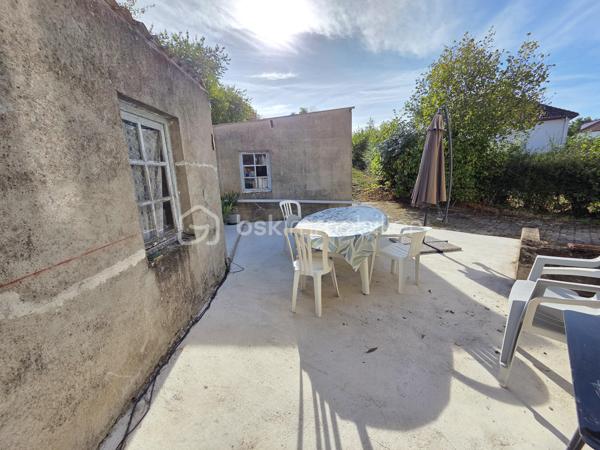 Magnifique maison de ville de 88 m² à La Machine.

Sur la commune de La Machine, à seulement 1 minute à pied du bourg et à proximité immédiate des commerces et commodités, nous vous présentons cette maison de ville construite en 1930, d'une superficie habitable de 88 m², comprenant 4 pièces composées d'une entrée, d'une cuisine aménagée et équipée, d'un salon séjour, d'une salle d'eau et d'un wc indépendant au rez-de-chaussée, ainsi que 3 chambres à l'étage, le tout sur un beau terrain d'environ 2 355 m², non mitoyenne et non située en lotissement.

Au rez-de-chaussée, cette maison propose une entrée sécurisée desservant une cuisine aménagée et équipée de meubles bas et meubles hauts, plaque de cuisson, hotte et four, ainsi que sa chaudière avec thermostat. Un dégagement de 7 m² dessert un généreux salon séjour de 23 m², lumineux grâce à ses trois fenêtres, ainsi qu'une salle d'eau avec cabine douche et meuble vasque, et un wc indépendant.

Un escalier mène à l'étage, où cette maison propose un palier desservant 3 chambres de 10 m², 10 m² et 19 m².

Côté extérieur, cette maison dispose d'une cave voûtée de 22 m², d'un hangar de 18 m² et d'un appentis de 10 m², idéals pour le rangement ou l'atelier, ainsi que d'une terrasse de 20 m², le tout sur un terrain clos d'environ 2 355 m² offrant un parking intérieur et un parking extérieur.

Cette maison bénéficie d'une isolation double vitrage PVC avec volets roulants mécaniques, d'un chauffage au gaz de ville, et d'une toiture en ardoise en bon état.

Côté performance énergétique, cette maison est classée D au DPE et D au GES.

Côté assainissement, cette maison est raccordée au tout à l'égout.

Les plus de cette maison :
Sa situation à deux pas du bourg de La Machine et de toutes les commodités, son beau terrain de 2 355 m², ses nombreuses dépendances (cave voûtée, hangar, appentis) offrant un très beau potentiel de rangement, ainsi que son double stationnement intérieur et extérieur.

Des photos supplémentaires sont disponibles sur BSK IMMOBILIER > Nos conseillers > Olivier FRESLON
Pour tout renseignement complémentaire ou pour une visite, contactez-moi au 07.62.78.13.13.

Idéale pour les amateurs de cachet et d'espace, cette maison est un vrai coup de cœur, une opportunité à saisir !!!