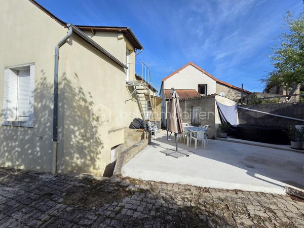 Magnifique maison de ville de 88 m² à La Machine.

Sur la commune de La Machine, à seulement 1 minute à pied du bourg et à proximité immédiate des commerces et commodités, nous vous présentons cette maison de ville construite en 1930, d'une superficie habitable de 88 m², comprenant 4 pièces composées d'une entrée, d'une cuisine aménagée et équipée, d'un salon séjour, d'une salle d'eau et d'un wc indépendant au rez-de-chaussée, ainsi que 3 chambres à l'étage, le tout sur un beau terrain d'environ 2 355 m², non mitoyenne et non située en lotissement.

Au rez-de-chaussée, cette maison propose une entrée sécurisée desservant une cuisine aménagée et équipée de meubles bas et meubles hauts, plaque de cuisson, hotte et four, ainsi que sa chaudière avec thermostat. Un dégagement de 7 m² dessert un généreux salon séjour de 23 m², lumineux grâce à ses trois fenêtres, ainsi qu'une salle d'eau avec cabine douche et meuble vasque, et un wc indépendant.

Un escalier mène à l'étage, où cette maison propose un palier desservant 3 chambres de 10 m², 10 m² et 19 m².

Côté extérieur, cette maison dispose d'une cave voûtée de 22 m², d'un hangar de 18 m² et d'un appentis de 10 m², idéals pour le rangement ou l'atelier, ainsi que d'une terrasse de 20 m², le tout sur un terrain clos d'environ 2 355 m² offrant un parking intérieur et un parking extérieur.

Cette maison bénéficie d'une isolation double vitrage PVC avec volets roulants mécaniques, d'un chauffage au gaz de ville, et d'une toiture en ardoise en bon état.

Côté performance énergétique, cette maison est classée D au DPE et D au GES.

Côté assainissement, cette maison est raccordée au tout à l'égout.

Les plus de cette maison :
Sa situation à deux pas du bourg de La Machine et de toutes les commodités, son beau terrain de 2 355 m², ses nombreuses dépendances (cave voûtée, hangar, appentis) offrant un très beau potentiel de rangement, ainsi que son double stationnement intérieur et extérieur.

Des photos supplémentaires sont disponibles sur BSK IMMOBILIER > Nos conseillers > Olivier FRESLON
Pour tout renseignement complémentaire ou pour une visite, contactez-moi au 07.62.78.13.13.

Idéale pour les amateurs de cachet et d'espace, cette maison est un vrai coup de cœur, une opportunité à saisir !!!