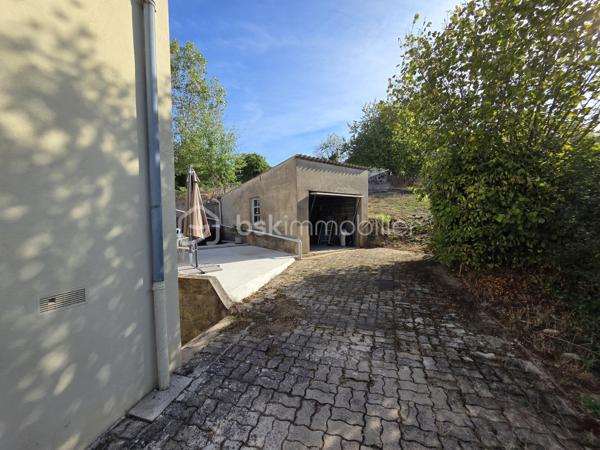 Magnifique maison de ville de 88 m² à La Machine.

Sur la commune de La Machine, à seulement 1 minute à pied du bourg et à proximité immédiate des commerces et commodités, nous vous présentons cette maison de ville construite en 1930, d'une superficie habitable de 88 m², comprenant 4 pièces composées d'une entrée, d'une cuisine aménagée et équipée, d'un salon séjour, d'une salle d'eau et d'un wc indépendant au rez-de-chaussée, ainsi que 3 chambres à l'étage, le tout sur un beau terrain d'environ 2 355 m², non mitoyenne et non située en lotissement.

Au rez-de-chaussée, cette maison propose une entrée sécurisée desservant une cuisine aménagée et équipée de meubles bas et meubles hauts, plaque de cuisson, hotte et four, ainsi que sa chaudière avec thermostat. Un dégagement de 7 m² dessert un généreux salon séjour de 23 m², lumineux grâce à ses trois fenêtres, ainsi qu'une salle d'eau avec cabine douche et meuble vasque, et un wc indépendant.

Un escalier mène à l'étage, où cette maison propose un palier desservant 3 chambres de 10 m², 10 m² et 19 m².

Côté extérieur, cette maison dispose d'une cave voûtée de 22 m², d'un hangar de 18 m² et d'un appentis de 10 m², idéals pour le rangement ou l'atelier, ainsi que d'une terrasse de 20 m², le tout sur un terrain clos d'environ 2 355 m² offrant un parking intérieur et un parking extérieur.

Cette maison bénéficie d'une isolation double vitrage PVC avec volets roulants mécaniques, d'un chauffage au gaz de ville, et d'une toiture en ardoise en bon état.

Côté performance énergétique, cette maison est classée D au DPE et D au GES.

Côté assainissement, cette maison est raccordée au tout à l'égout.

Les plus de cette maison :
Sa situation à deux pas du bourg de La Machine et de toutes les commodités, son beau terrain de 2 355 m², ses nombreuses dépendances (cave voûtée, hangar, appentis) offrant un très beau potentiel de rangement, ainsi que son double stationnement intérieur et extérieur.

Des photos supplémentaires sont disponibles sur BSK IMMOBILIER > Nos conseillers > Olivier FRESLON
Pour tout renseignement complémentaire ou pour une visite, contactez-moi au 07.62.78.13.13.

Idéale pour les amateurs de cachet et d'espace, cette maison est un vrai coup de cœur, une opportunité à saisir !!!