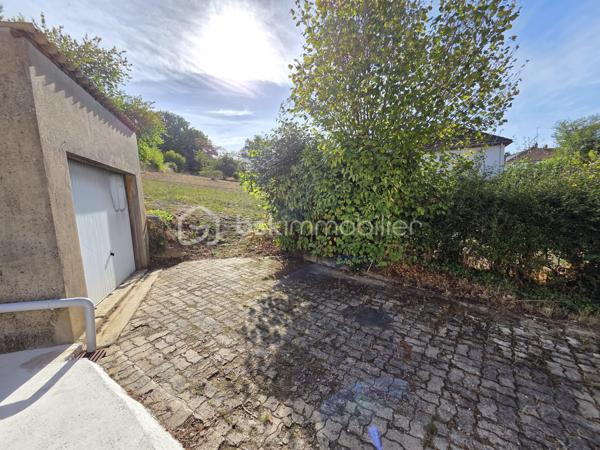 Magnifique maison de ville de 88 m² à La Machine.

Sur la commune de La Machine, à seulement 1 minute à pied du bourg et à proximité immédiate des commerces et commodités, nous vous présentons cette maison de ville construite en 1930, d'une superficie habitable de 88 m², comprenant 4 pièces composées d'une entrée, d'une cuisine aménagée et équipée, d'un salon séjour, d'une salle d'eau et d'un wc indépendant au rez-de-chaussée, ainsi que 3 chambres à l'étage, le tout sur un beau terrain d'environ 2 355 m², non mitoyenne et non située en lotissement.

Au rez-de-chaussée, cette maison propose une entrée sécurisée desservant une cuisine aménagée et équipée de meubles bas et meubles hauts, plaque de cuisson, hotte et four, ainsi que sa chaudière avec thermostat. Un dégagement de 7 m² dessert un généreux salon séjour de 23 m², lumineux grâce à ses trois fenêtres, ainsi qu'une salle d'eau avec cabine douche et meuble vasque, et un wc indépendant.

Un escalier mène à l'étage, où cette maison propose un palier desservant 3 chambres de 10 m², 10 m² et 19 m².

Côté extérieur, cette maison dispose d'une cave voûtée de 22 m², d'un hangar de 18 m² et d'un appentis de 10 m², idéals pour le rangement ou l'atelier, ainsi que d'une terrasse de 20 m², le tout sur un terrain clos d'environ 2 355 m² offrant un parking intérieur et un parking extérieur.

Cette maison bénéficie d'une isolation double vitrage PVC avec volets roulants mécaniques, d'un chauffage au gaz de ville, et d'une toiture en ardoise en bon état.

Côté performance énergétique, cette maison est classée D au DPE et D au GES.

Côté assainissement, cette maison est raccordée au tout à l'égout.

Les plus de cette maison :
Sa situation à deux pas du bourg de La Machine et de toutes les commodités, son beau terrain de 2 355 m², ses nombreuses dépendances (cave voûtée, hangar, appentis) offrant un très beau potentiel de rangement, ainsi que son double stationnement intérieur et extérieur.

Des photos supplémentaires sont disponibles sur BSK IMMOBILIER > Nos conseillers > Olivier FRESLON
Pour tout renseignement complémentaire ou pour une visite, contactez-moi au 07.62.78.13.13.

Idéale pour les amateurs de cachet et d'espace, cette maison est un vrai coup de cœur, une opportunité à saisir !!!