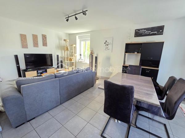 Magnifique maison de ville de 88 m² à La Machine.

Sur la commune de La Machine, à seulement 1 minute à pied du bourg et à proximité immédiate des commerces et commodités, nous vous présentons cette maison de ville construite en 1930, d'une superficie habitable de 88 m², comprenant 4 pièces composées d'une entrée, d'une cuisine aménagée et équipée, d'un salon séjour, d'une salle d'eau et d'un wc indépendant au rez-de-chaussée, ainsi que 3 chambres à l'étage, le tout sur un beau terrain d'environ 2 355 m², non mitoyenne et non située en lotissement.

Au rez-de-chaussée, cette maison propose une entrée sécurisée desservant une cuisine aménagée et équipée de meubles bas et meubles hauts, plaque de cuisson, hotte et four, ainsi que sa chaudière avec thermostat. Un dégagement de 7 m² dessert un généreux salon séjour de 23 m², lumineux grâce à ses trois fenêtres, ainsi qu'une salle d'eau avec cabine douche et meuble vasque, et un wc indépendant.

Un escalier mène à l'étage, où cette maison propose un palier desservant 3 chambres de 10 m², 10 m² et 19 m².

Côté extérieur, cette maison dispose d'une cave voûtée de 22 m², d'un hangar de 18 m² et d'un appentis de 10 m², idéals pour le rangement ou l'atelier, ainsi que d'une terrasse de 20 m², le tout sur un terrain clos d'environ 2 355 m² offrant un parking intérieur et un parking extérieur.

Cette maison bénéficie d'une isolation double vitrage PVC avec volets roulants mécaniques, d'un chauffage au gaz de ville, et d'une toiture en ardoise en bon état.

Côté performance énergétique, cette maison est classée D au DPE et D au GES.

Côté assainissement, cette maison est raccordée au tout à l'égout.

Les plus de cette maison :
Sa situation à deux pas du bourg de La Machine et de toutes les commodités, son beau terrain de 2 355 m², ses nombreuses dépendances (cave voûtée, hangar, appentis) offrant un très beau potentiel de rangement, ainsi que son double stationnement intérieur et extérieur.

Des photos supplémentaires sont disponibles sur BSK IMMOBILIER > Nos conseillers > Olivier FRESLON
Pour tout renseignement complémentaire ou pour une visite, contactez-moi au 07.62.78.13.13.

Idéale pour les amateurs de cachet et d'espace, cette maison est un vrai coup de cœur, une opportunité à saisir !!!