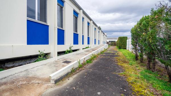 Dpt Pyrénées Atlantiques (64), à louer LONS (Banlieue de Pau) Bureau 430 m² + Parkings