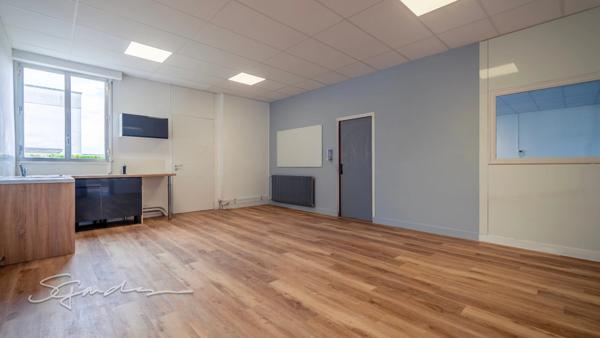 Dpt Pyrénées Atlantiques (64), à louer LONS (Banlieue de Pau) Bureau 430 m² + Parkings