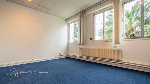 Dpt Pyrénées Atlantiques (64), à louer LONS (Banlieue de Pau) Bureau 430 m² + Parkings