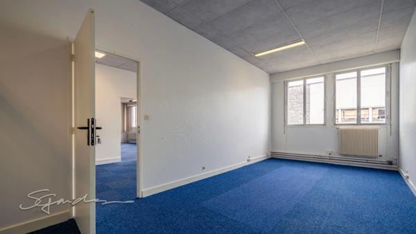 Dpt Pyrénées Atlantiques (64), à louer LONS (Banlieue de Pau) Bureau 430 m² + Parkings