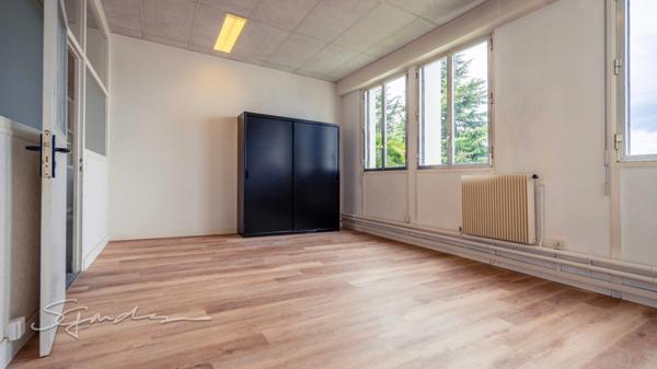Dpt Pyrénées Atlantiques (64), à louer LONS (Banlieue de Pau) Bureau 430 m² + Parkings