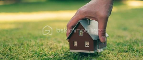 Terrain de 2 085 m²